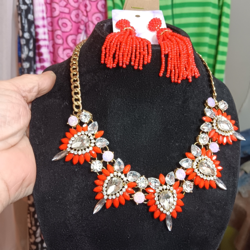 Set Of Rhinestone & Beads Nexklace & matching earrings . new